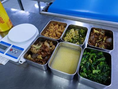 硬核配餐 一小時(shí)下線兩千斤米飯，鄭州企業(yè)以“媽媽的味道”打造餐飲管理新標(biāo)桿